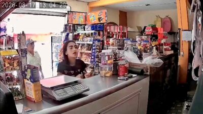 VIDEO: Joven ‘clienta’ de una tiendita aprovecha y se lleva el dinero del mostrador