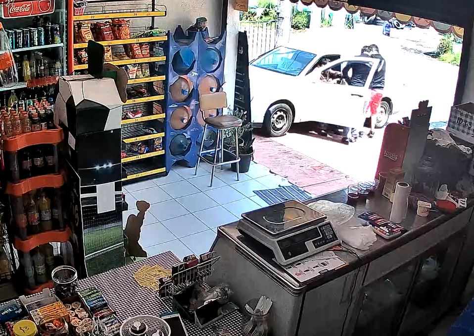 VIDEO: ‘¡No me hagas nada!’; asaltantes atacan y golpean a repartidor de huevo
