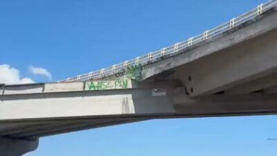 VIDEO: Puente vehicular se cae a pedazos y automovilistas corren serio peligro