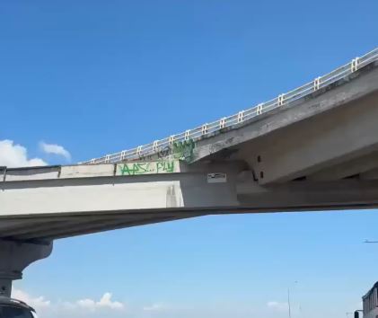 VIDEO: Puente vehicular se cae a pedazos y automovilistas corren serio peligro