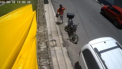 VIDEO: Ratero se toma su tiempo para llevarse la batería de una motocicleta