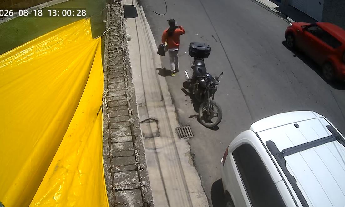 VIDEO: Ratero se toma su tiempo para llevarse la batería de una motocicleta