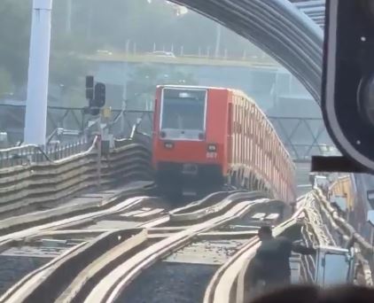 VIDEO: Sujeto intoxicado baja a las vías y camina en un tramo elevado del Metro
