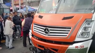 CRIMINAL: Camión de pasajeros invade carril del Mexibús y se lleva a una joven en su scooter