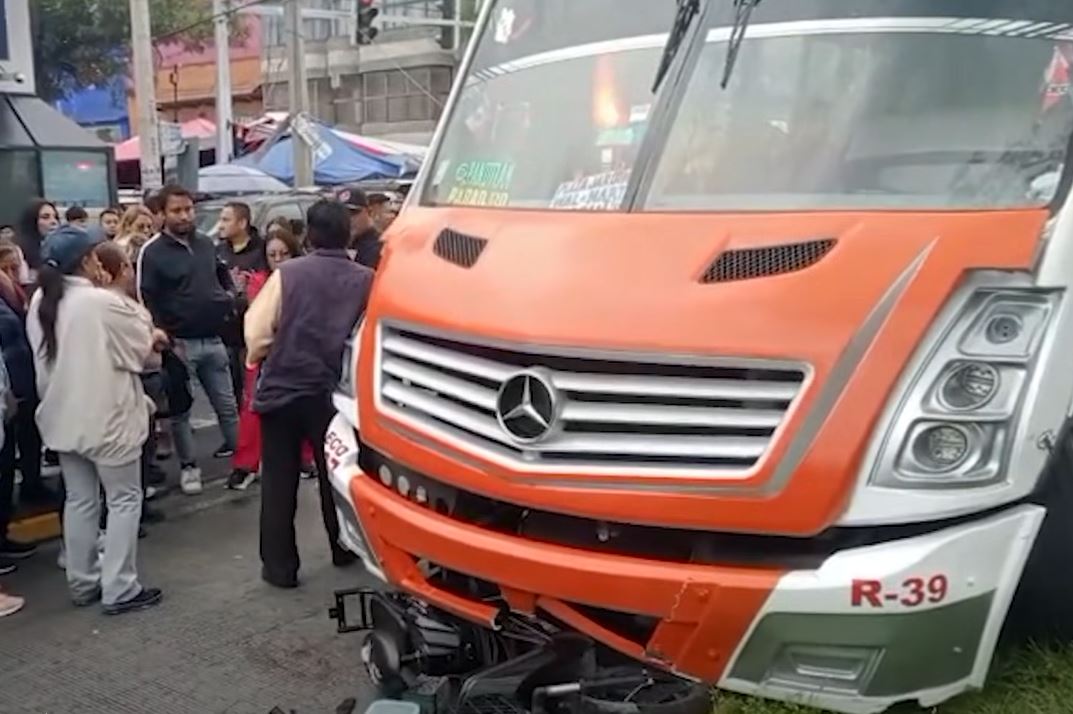 CRIMINAL: Camión de pasajeros invade carril del Mexibús y se lleva a una joven en su scooter
