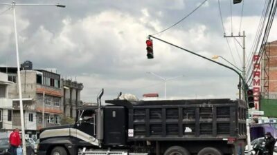 TERRIBLE: Don Juan vendía dulces en el semáforo y ayer murió bajo un pesado camión