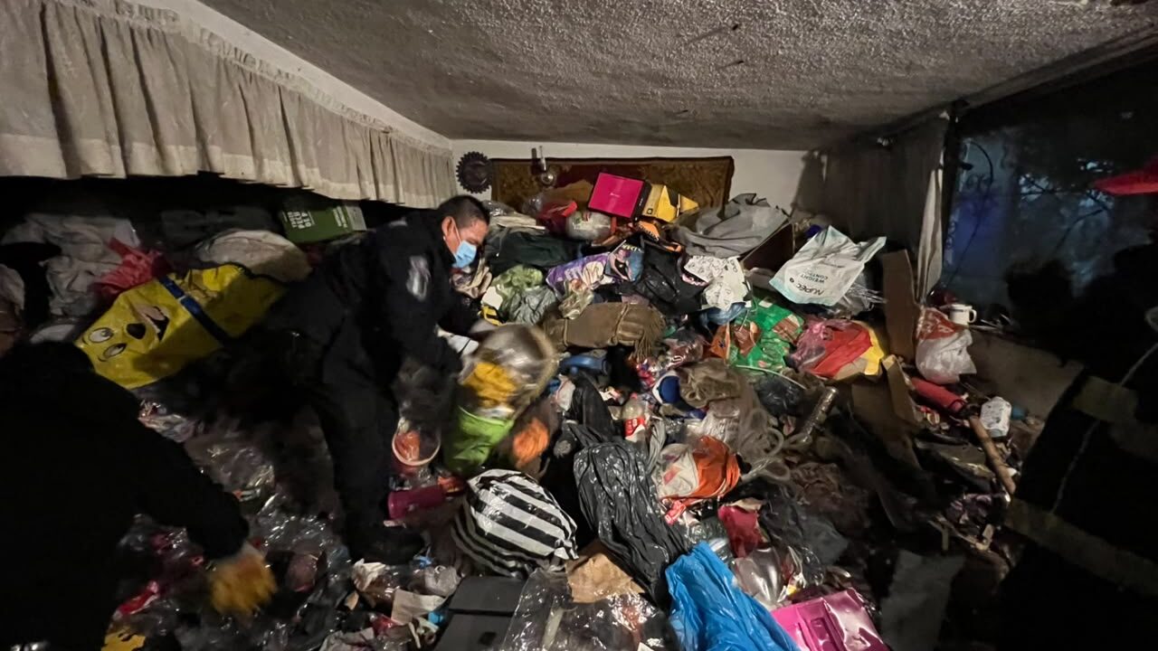 VIDEO: Abuelito enfermo vivía solo entre toneladas de basura y animales