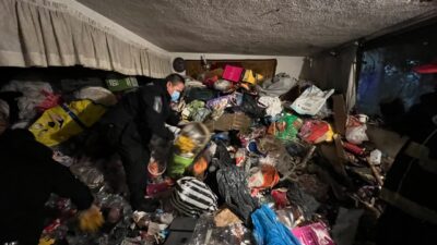 VIDEO: Abuelito enfermo vivía solo entre toneladas de basura y animales