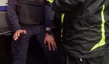 VIDEO: Conductor se lleva ‘de corbata’ a un policía que lo iba a infraccionar