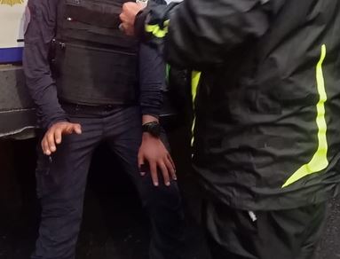 VIDEO: Conductor se lleva ‘de corbata’ a un policía que lo iba a infraccionar