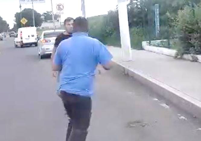 VIDEO. Chofer de combi provoca choque, pelea y termina pidiendo paz en Ecatepec