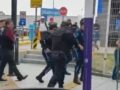 VIDEO: Empleados de Walmart propinan golpes y batazos a banda de farderos