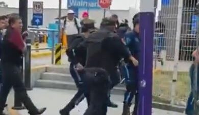 VIDEO: Empleados de Walmart propinan golpes y batazos a banda de farderos