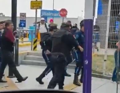 VIDEO: Empleados de Walmart propinan golpes y batazos a banda de farderos