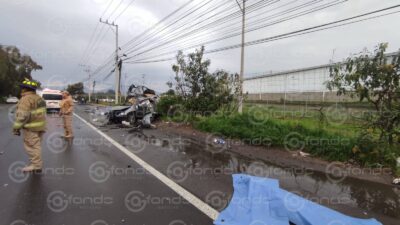 TRAGEDIA. Pareja de jóvenes salen disparados de su auto y ambos mueren en la carretera