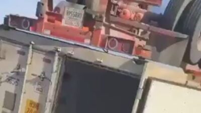 VIDEO: Mujer que hacía rapiña tras volcadura de tráiler termina con la cara rota