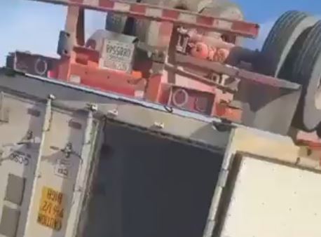 VIDEO: Mujer que hacía rapiña tras volcadura de tráiler termina con la cara rota