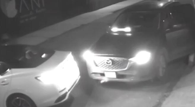 VIDEO: Vecino es ‘levantado’ en una camioneta con códigos de policía