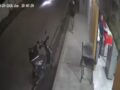 VIDEO. ‘Toda una guerrera’; mujer corre a golpes de su negocio a un asaltante en Edomex