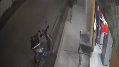 VIDEO. ‘Toda una guerrera’; mujer corre a golpes de su negocio a un asaltante en Edomex