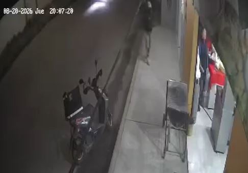 VIDEO. ‘Toda una guerrera’; mujer corre a golpes de su negocio a un asaltante en Edomex