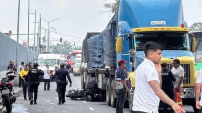 ARROLLADA: Jovencita de 19 años iba en moto y terminó debajo de un tráiler