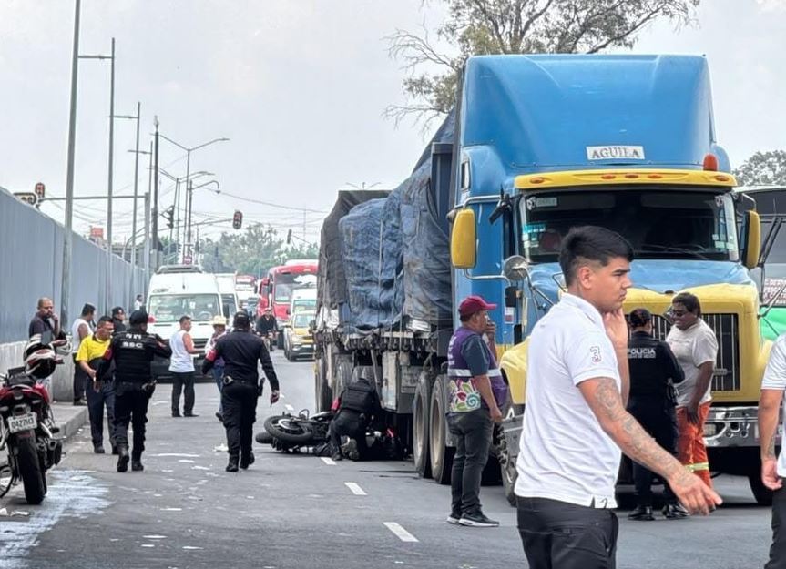 ARROLLADA: Jovencita de 19 años iba en moto y terminó debajo de un tráiler