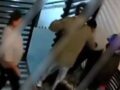 VIDEO: Mujer discute con un vigilante y regresa con sus ‘cuates’ a darle una golpiza