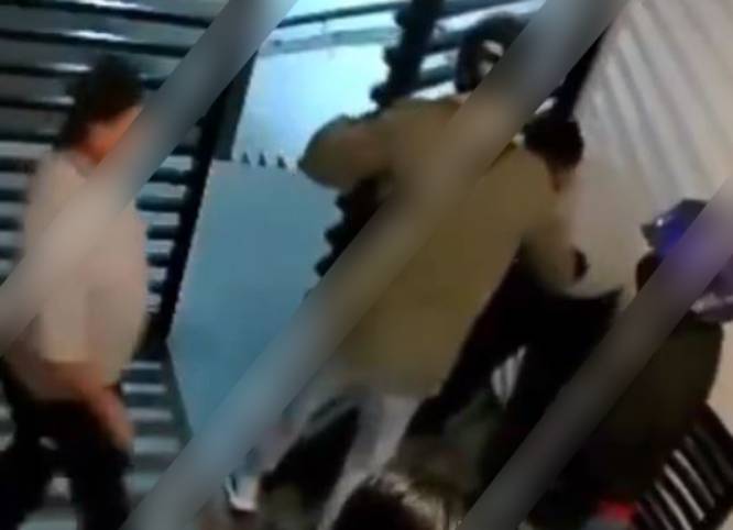 VIDEO: Mujer discute con un vigilante y regresa con sus ‘cuates’ a darle una golpiza