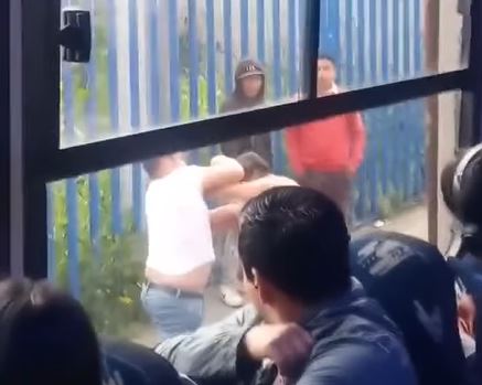 VIDEO. Choferes de camiones bajan a solucionar sus problemas a golpes