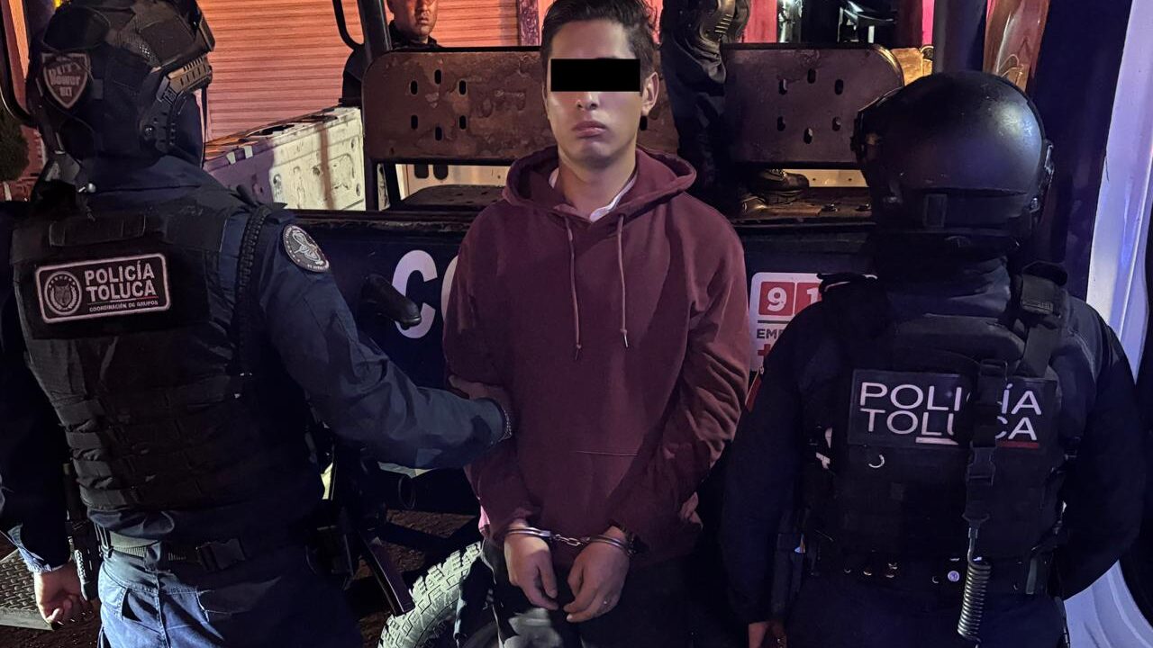 DEALER. Policías de Toluca capturan a joven ‘menudista’ con 20 bolsas de hierba