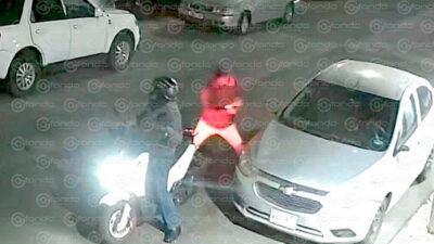 VIDEO. Ladrones roban tranquilamente los espejos de un auto estacionado en Neza