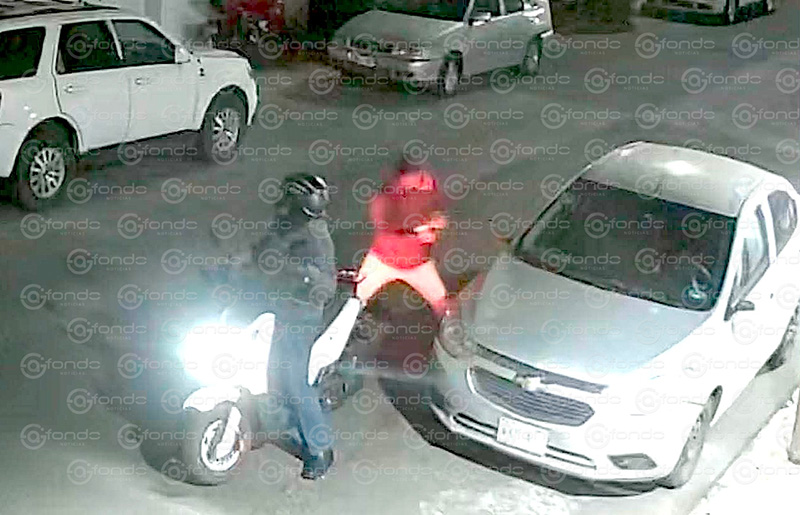 VIDEO. Ladrones roban tranquilamente los espejos de un auto estacionado en Neza