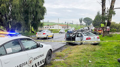 TRAGEDIA. Mueren dos jóvenes la mañana de este lunes al estrellarse contra un árbol en Edomex