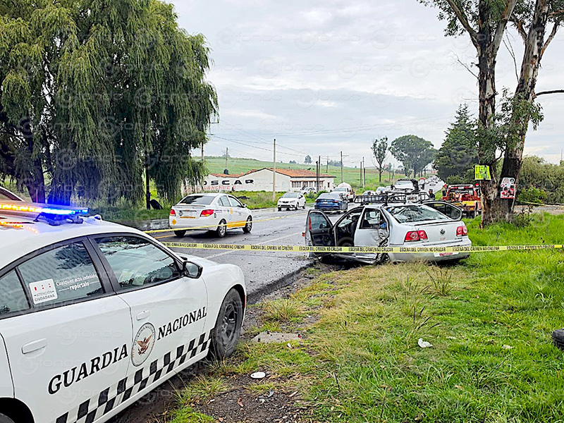 TRAGEDIA. Mueren dos jóvenes la mañana de este lunes al estrellarse contra un árbol en Edomex