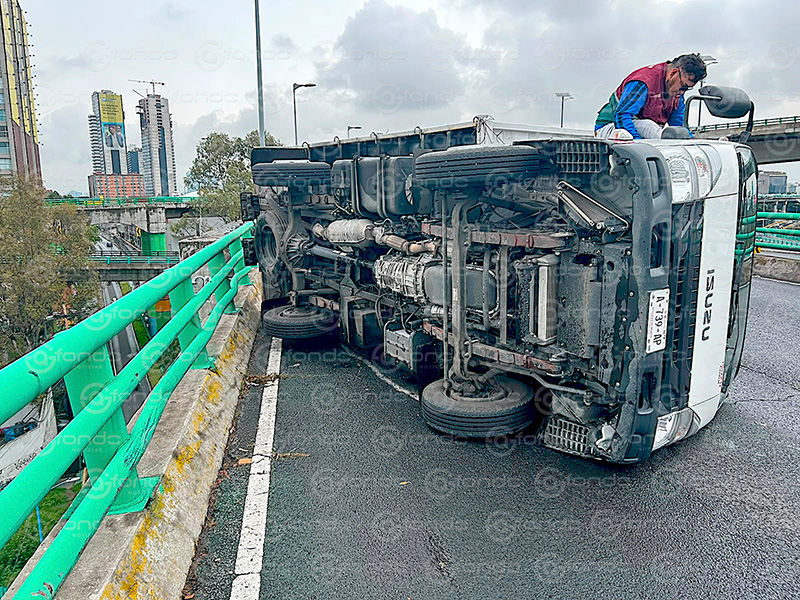 LAMENTABLE. Volcadura deja 19 trabajadores lesionados en segundo piso de Periférico en la CDMX