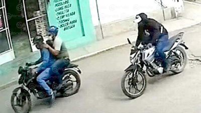 VIDEO. Delincuentes armados asaltan a padres de familia de una escuela mientras inscribían a sus hijos