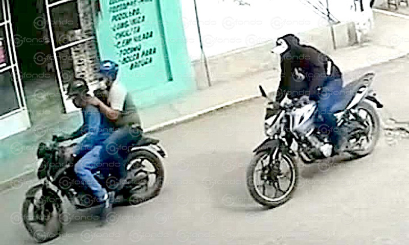 VIDEO. Delincuentes armados asaltan a padres de familia de una escuela mientras inscribían a sus hijos