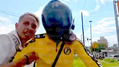VIDEO. Delincuente se sube a la moto de un bíker para escapar de la policía