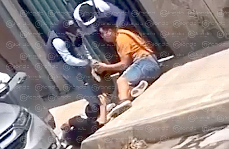 VIDEO. Delincuentes armados obligan a jóvenes a desbloquear sus celulares en Edomex