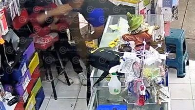 VIDEO. Sorprenden a ladrón robando un celular en una tienda y le dan una golpiza