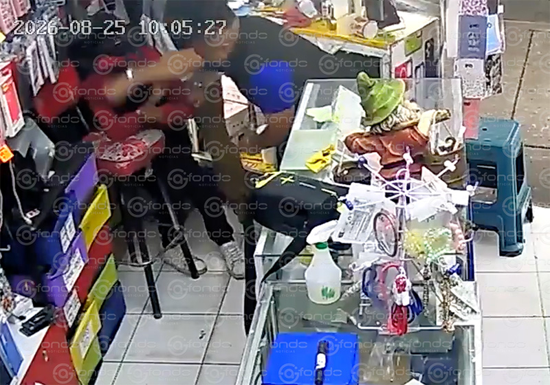 VIDEO. Sorprenden a ladrón robando un celular en una tienda y le dan una golpiza