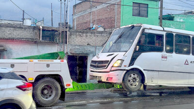 BÁRBAROS. Caen choferes de transporte público en el alcoholímetro en Toluca; dos quedan detenidos