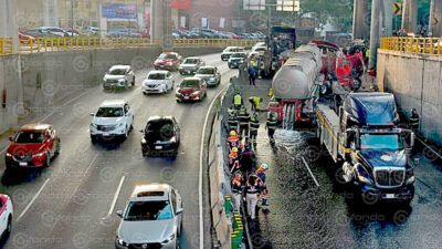 APARATOSO. Volcadura de pipa de agua provoca caos vial este viernes en la CDMX