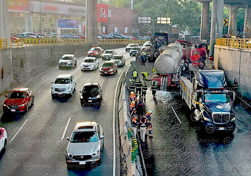 APARATOSO. Volcadura de pipa de agua provoca caos vial este viernes en la CDMX