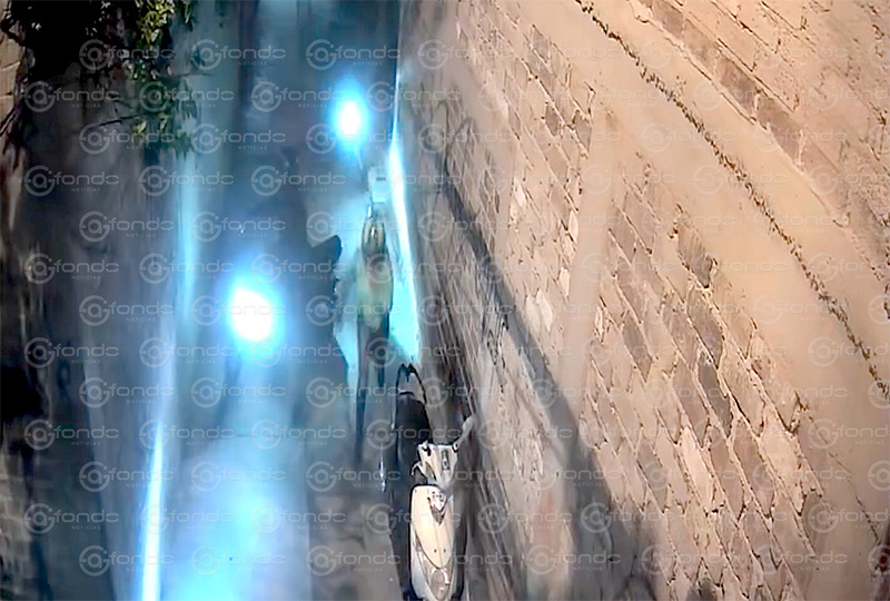 VIDEO. Sujetos acorralan a jovencito en un callejón para robvarle su motocicleta en Chimalhuacán
