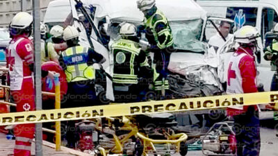 VIDEO. Combi se estrella atrás de un autobús en Edomex; hay un muerto y seis heridos