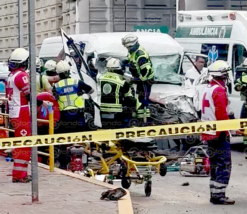 VIDEO. Combi se estrella atrás de un autobús en Edomex; hay un muerto y seis heridos