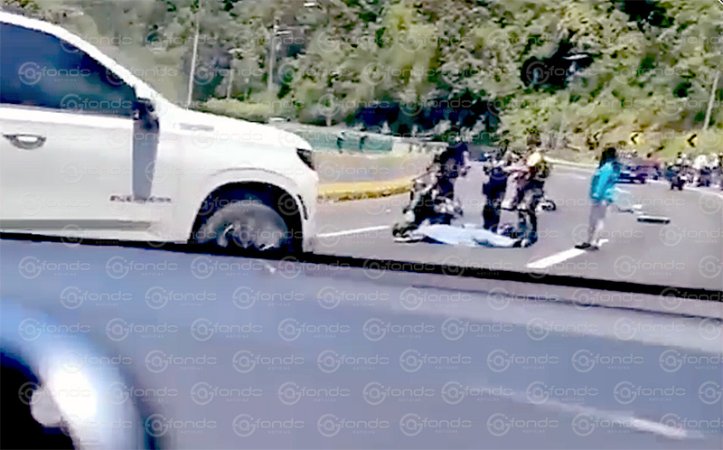 VIDEO. Mueren dos personas que viajaban en una motocicleta sobre la autopista México – Cuernavaca