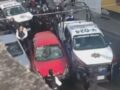 VIDEO: Prestamista ‘gota a gota’ dispara contra una casa y arrolla a un policía